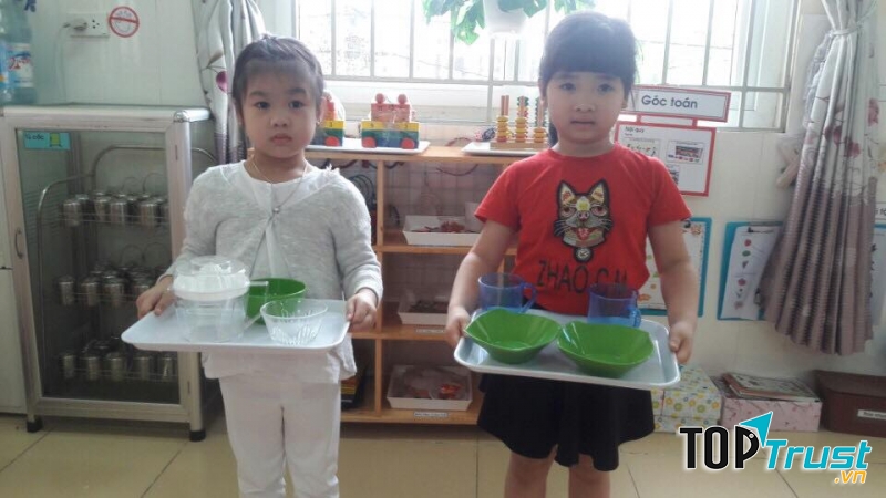 Bưng bê đồ vật giúp rèn luyện sự tập trung của mắt và sự nhịp nhàng của tay chân