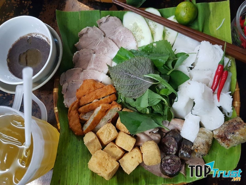 Bún đậu mắm tôm của Bụng Bự quán là một món ăn dân dã rất được ưa chuộng tại quận Bình Thạnh