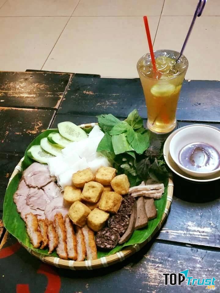 Bún lá ép chặt, đậu rán vàng bên ngoài, thơm bùi bên trong