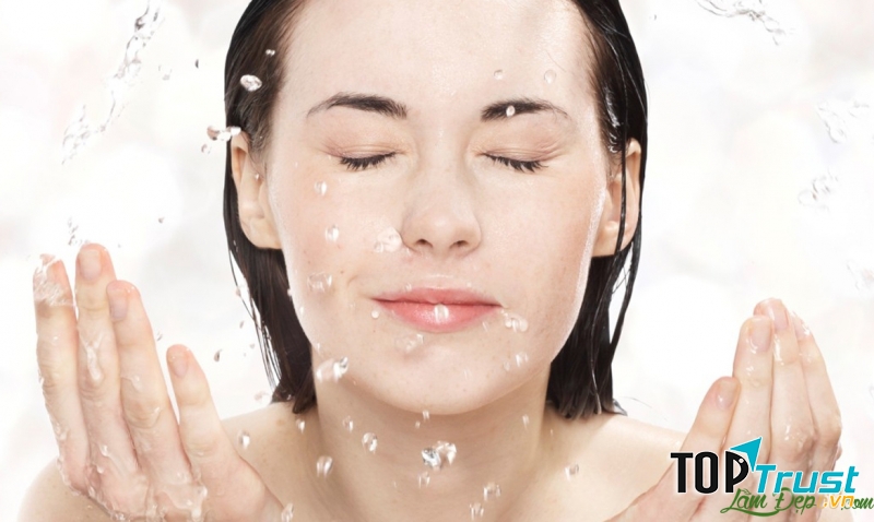 Rửa mặt bằng sữa rửa mặt một lần nữa giúp loại bỏ những tàn dư của mặt nạ tẩy da chết