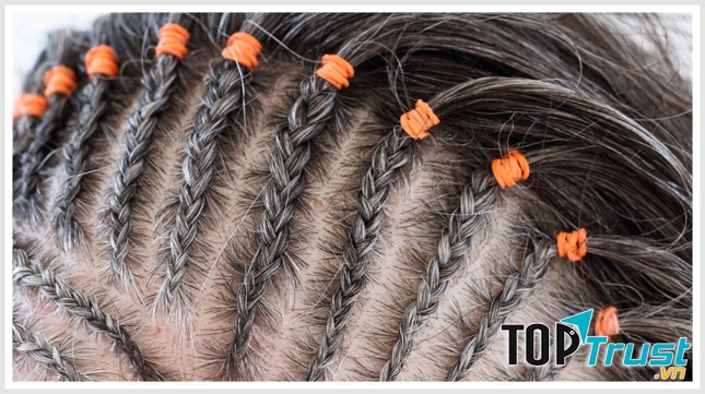 Buộc tóc quá chặt hoặc tạo kiểu cho tóc dễ khiến tóc bị gãy, rụng