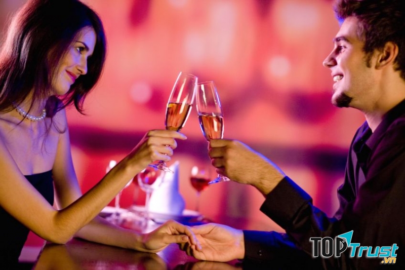 Một bữa tối lung linh tại một nhà hàng cùng với ly rượu vang chắc chắn sẽ khiến cả hai thêm hưng phấn và hạnh phúc.