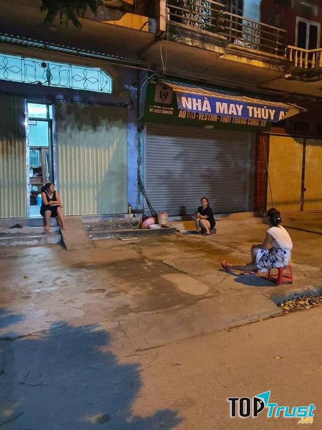 Các cô hàng xóm tuân thủ ngồi cách xa nhau 2 mét (Nguồn : Internet)