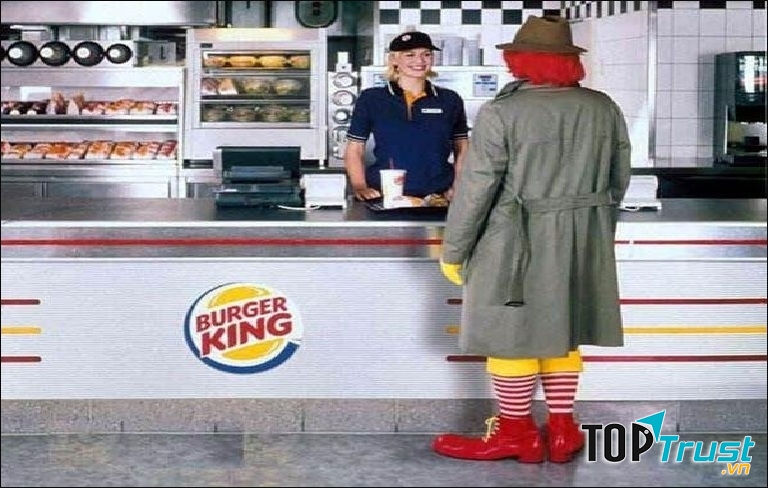 Chú hề Ronald Mcdonald's cũng phải đến cửa hàng của đối thủ Burger King