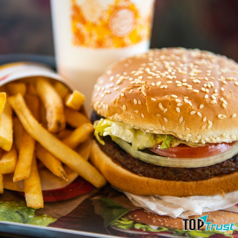 Nhân sự làm việc tại nhà hàng BURGER KING phải qua khóa huấn luyện các cửa hàng BURGER KING tại Mỹ và khu vực Đông Nam Á