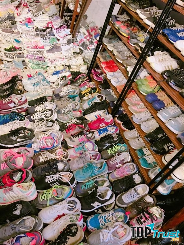 Burn shop là một cửa hàng chuyên giày 2nd các dòng sneaker và boot da đến từ những thương hiệu nổi tiếng trên thế giới như Nike, Adidas, Converse, Clark, Timber,..