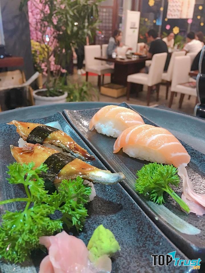 Chỉ riêng sushi thôi, cũng đã có biết bao loại để thực khách lựa chọn: sushi cá hồi, cá ngừ, mực, tôm, lươn, sò đỏ, sò điệp, thanh cua, trứng cá chuồn...