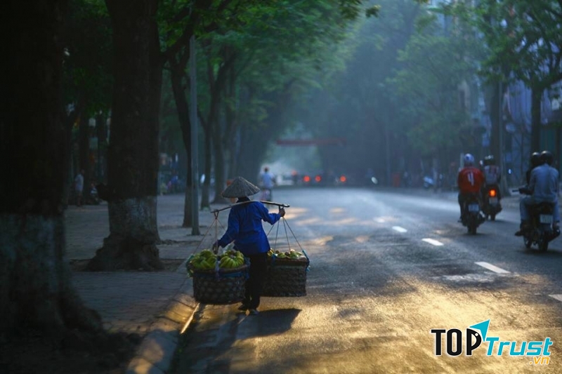 Hình ảnh người bán chuối ven đường