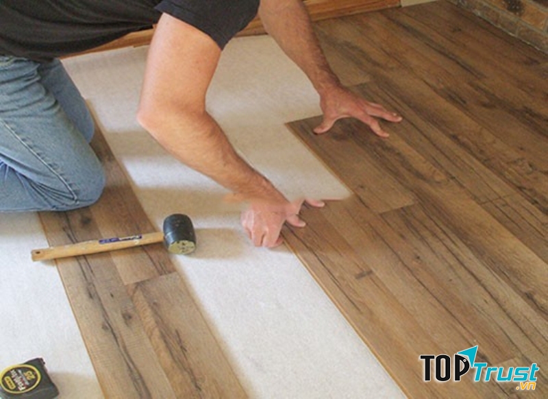 Công nhân thi công lát sàn giả gỗ