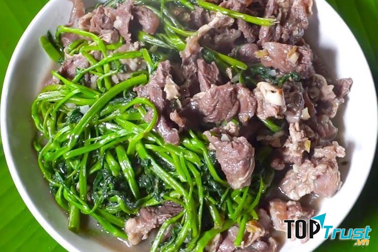 Thịt trâu xào rau muống