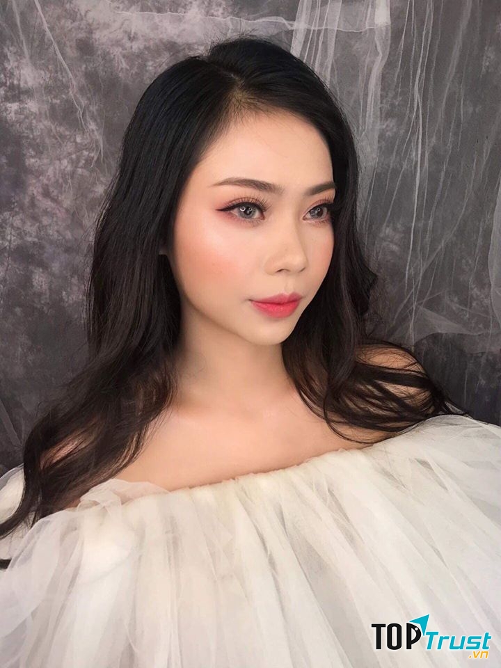 C H Â U Makeup & Bridal