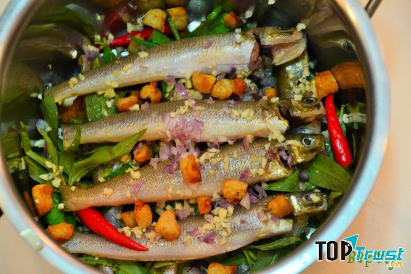 Cá bống đục kho rau răm