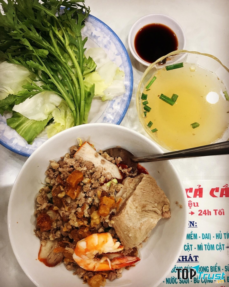 Nếu bạn ăn hủ tiếu khô thì cũng sẽ ấn tượng với nước sốt của quán