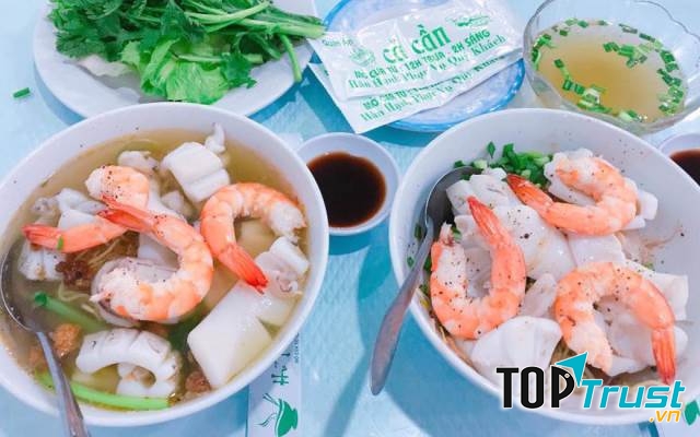 Sợi hủ tiếu dai, gia vị nêm vừa ăn, đặc biệt hủ tiếu ở đây ăn với sườn non,