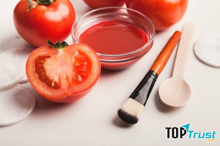 Cà chua không chỉ là thực phẩm cho da, còn là mặt nạ dưỡng tóc khá tốt nếu tóc bạn đang trong tình trạng xơ rối, chẻ ngọn hay dễ gãy rụng.