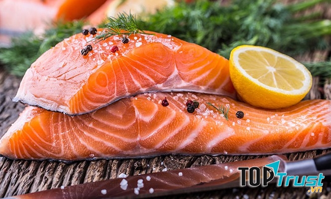 Cá hồi có nhiều axit béo omega-3 và ít lipid.