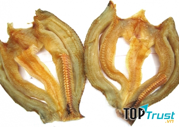 Màu sắc của cá phải vàng trong và sờ không thấy dính ướt