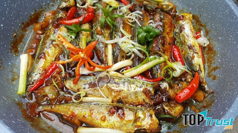 Cá nục kho nghệ