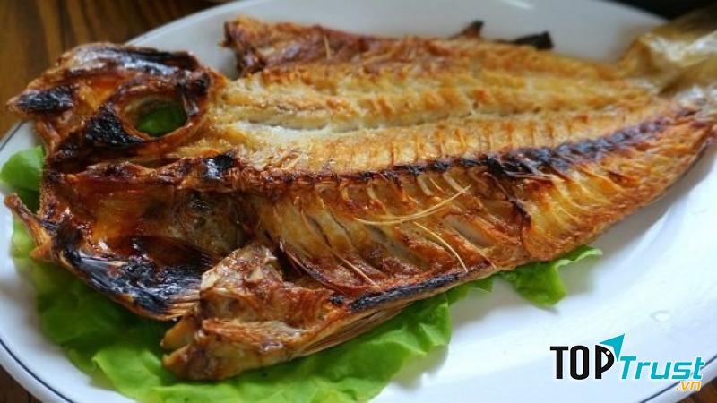 Cá Okdom nướng nguyên con.