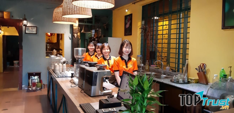 Quán có đội ngũ nhân viên nhiệt tình, nhanh nhẹn, sẵn sàng phục vụ khách hàng.