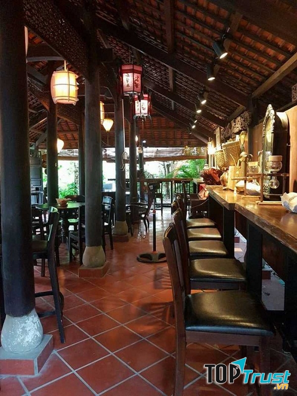 Nhà cửa, rường cột hay đồ vật đều gợi nhớ đến những tháng năm xưa.