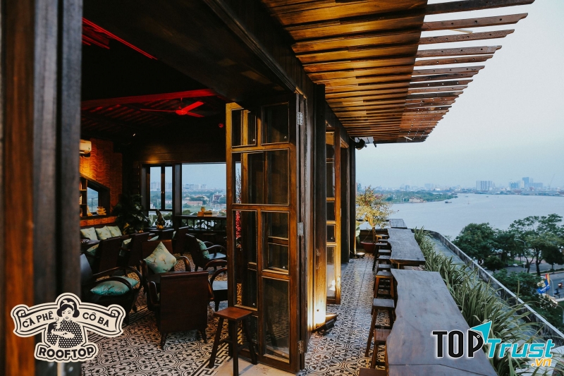 Vị trí ban công cực đẹp của quán