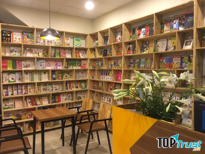 Những giá sách cao ngút ngàn tại Đông Tây sẽ khiến hội mọt sách thích thú