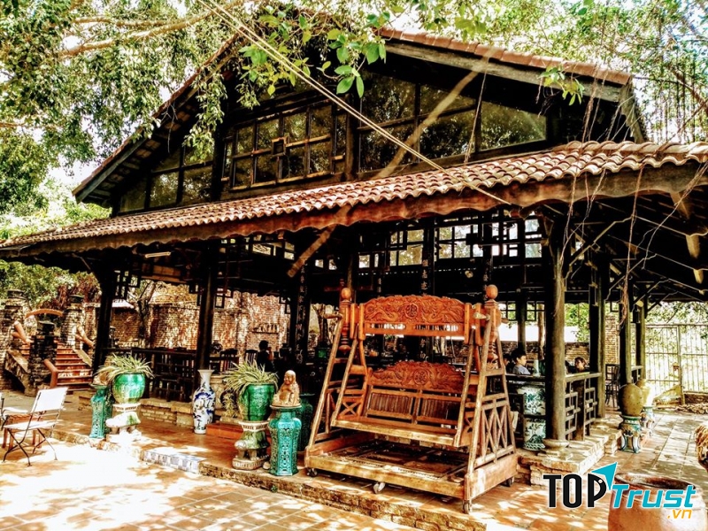 Cà phê Minh Quân tọa lạc ở số 195 đường Nguyễn Văn Linh phường 2 có ưu thế sở hữu khoảng không gian thoáng mát trong lành yên ắng, tách biệt với sự nhộn nhịp của phố phường