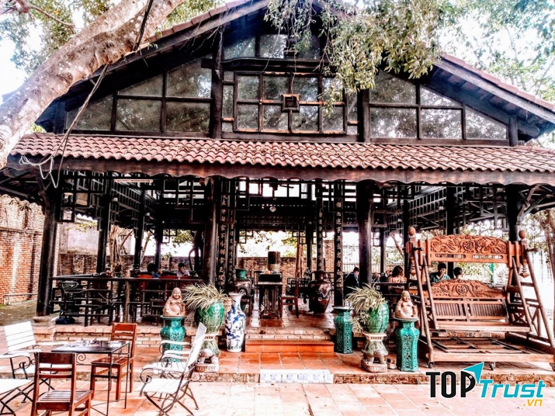 Lối kiến trúc chủ đạo của quán là gần với thiên nhiên, với nhiều cây xanh, cách bày trí mang đậm nét văn hóa kiến trúc của người Hoa