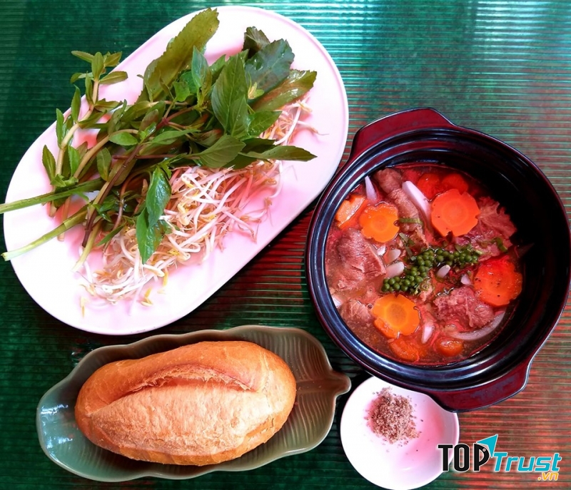 Menu đa dạng từ cafe đến các loại phở, mì trộn.