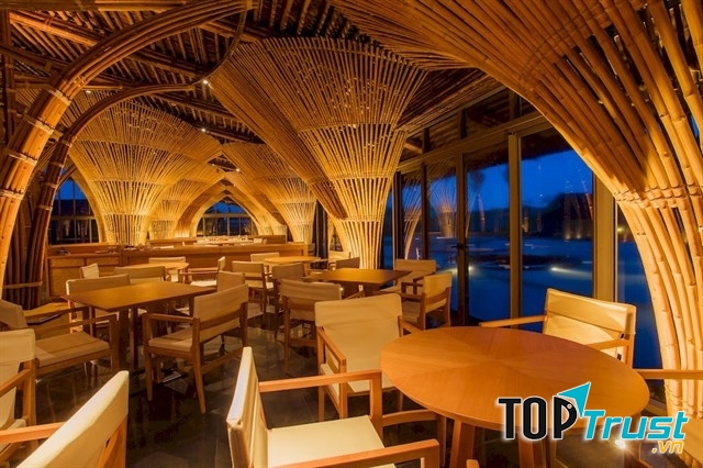 Không gian thơ mộng, phong cảnh hữu tình khiến chàng và nàng sẽ càng si tình hơn.