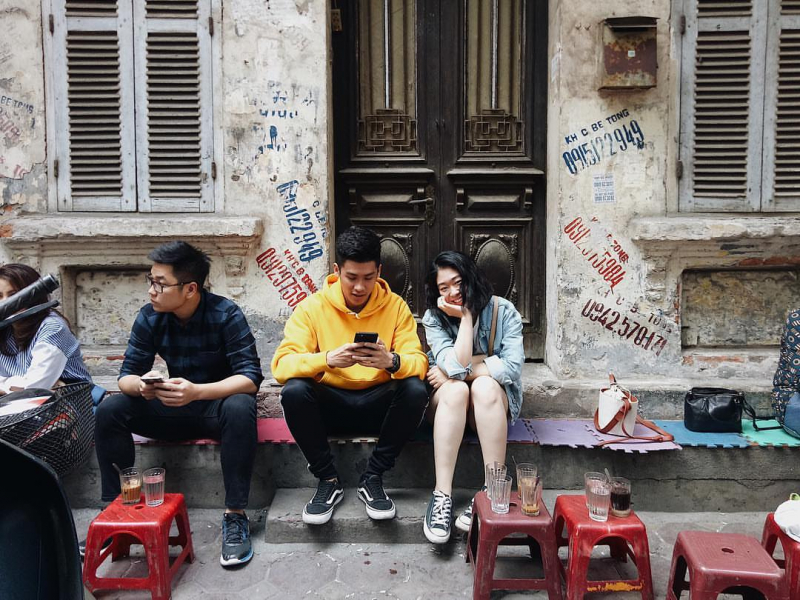 Nét riêng của Thái với hàng ghế kê sát bức tường loang lổ