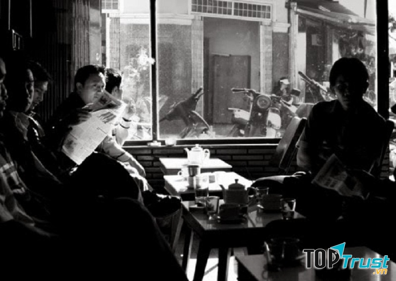 Bạn có thể vừa nhâm nhi ly cà phê vừa lắng nghe những tình khúc vang lên từ chiếc loa thùng.