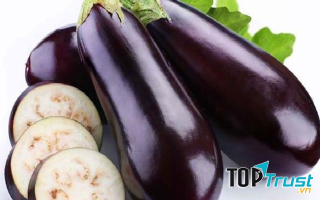 Cà tím là một loại quả làm mà mọi người dùng trong bữa ăn hàng ngày. Nó cũng có tác dụng trị thâm do mụn để lại rất hiệu quả.