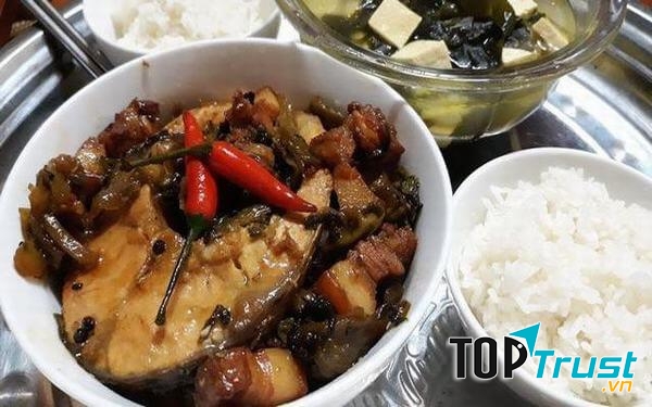 Cá trắm cỏ kho dưa cải chua