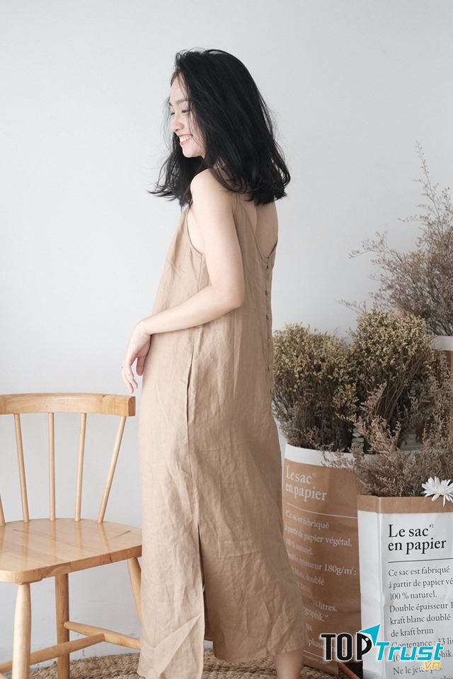 Không gian shop nhỏ xinh, các gian hàng được kê đăt và sắp xếp gọn gàng theo từng mẫu mã