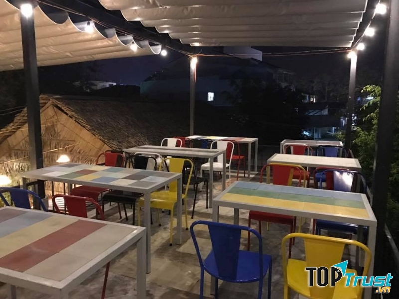 Trên sân thượng được bày khá nhiều bàn ghế sắc màu rực rỡ