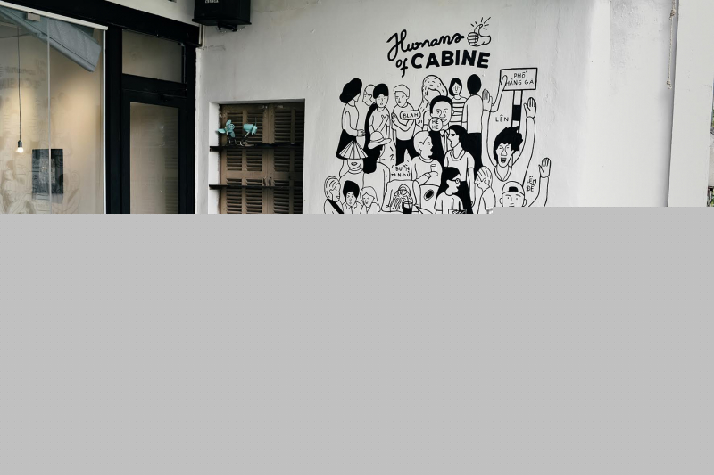 Đơn giản bới nền trắng cùng bàn ghế gỗ, ấy vậy mà Cabine lại toát lên vẻ đẹp rất thanh lịch, sở hữu nhiều góc sống ảo cực chất