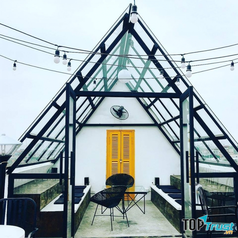 Cabine gây ấn tượng mạnh mẽ với mọi người khi sử dụng tông màu trắng - đen làm chủ đạo