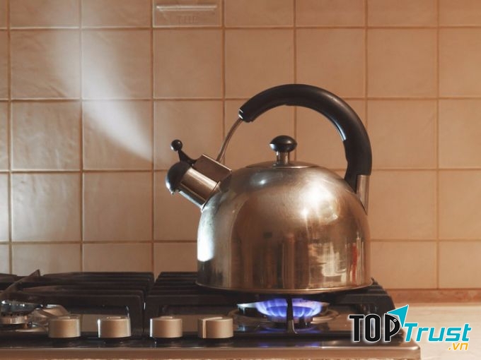 Gia chủ bật bếp và nấu nước phà trà,