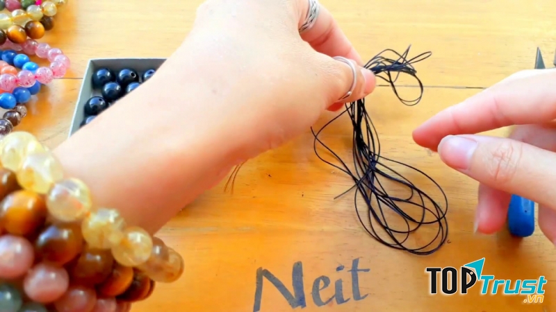 Một trong những công việc được tìm kiếm nhiều nhất đó là xâu vòng.