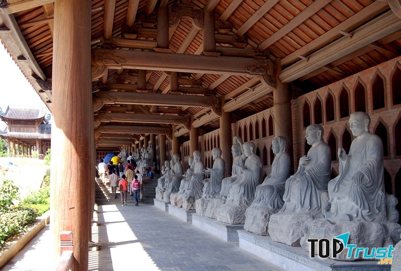 Bái Đính là quần thể nhiều pho tượng Phật