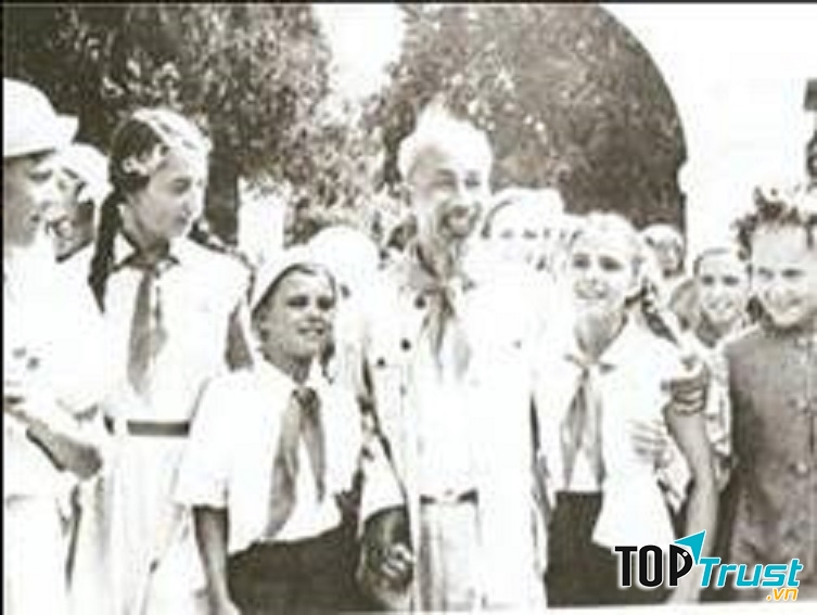 Bác Hồ với thiếu niên nhi đồng (Ảnh nguồn internet)