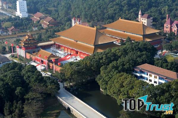 Nhiều du khách chứng kiến hình ảnh đoàn thái giám và cung nữ đi lướt qua họ.