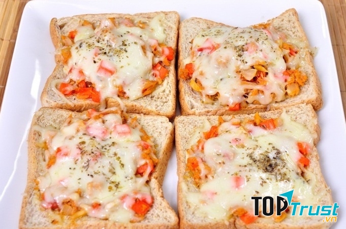 Các loại ngũ cốc tinh lọc như bánh mì, pizza dễ gây táo bón trong thời kỳ này