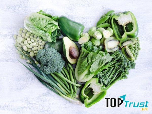 Rau xanh đậm – nguồn vitamin C, E và chất xơ dồi dào
