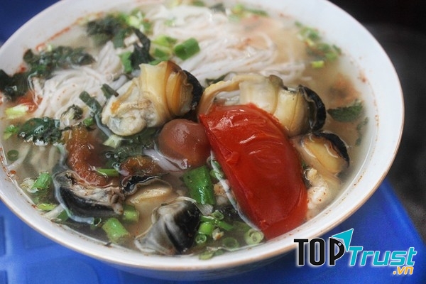 Bún ốc là thứ quà nổi tiếng của đất Hà Nội.