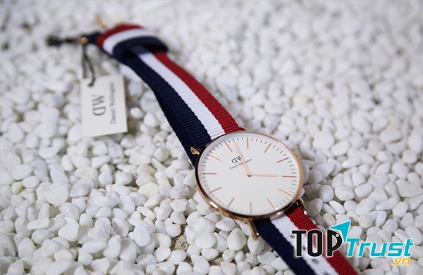 Đồng hồ có dây đeo bằng vải (ảnh minh họa)