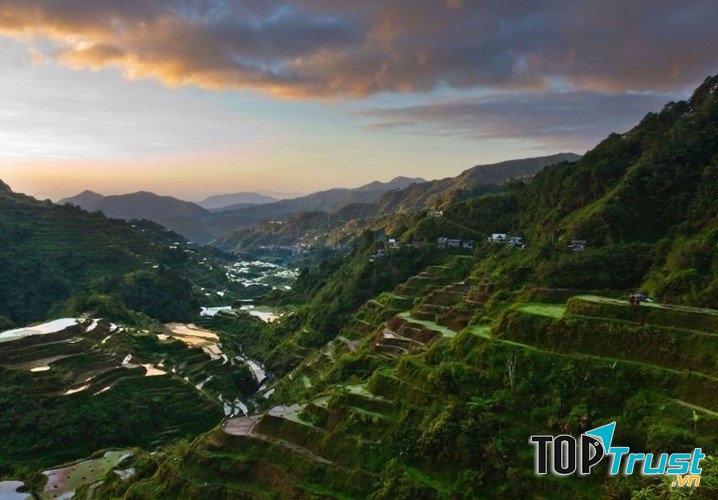 Đặc điểm của những ruộng bậc thang này là được tạo nên từ đá và bùn