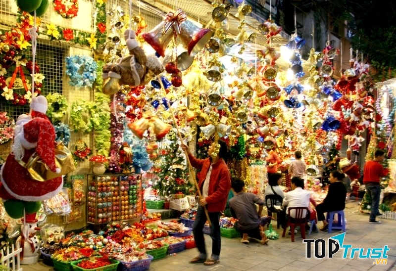 Phố hàng Mã thay da đổi thịt trong những ngày Noel